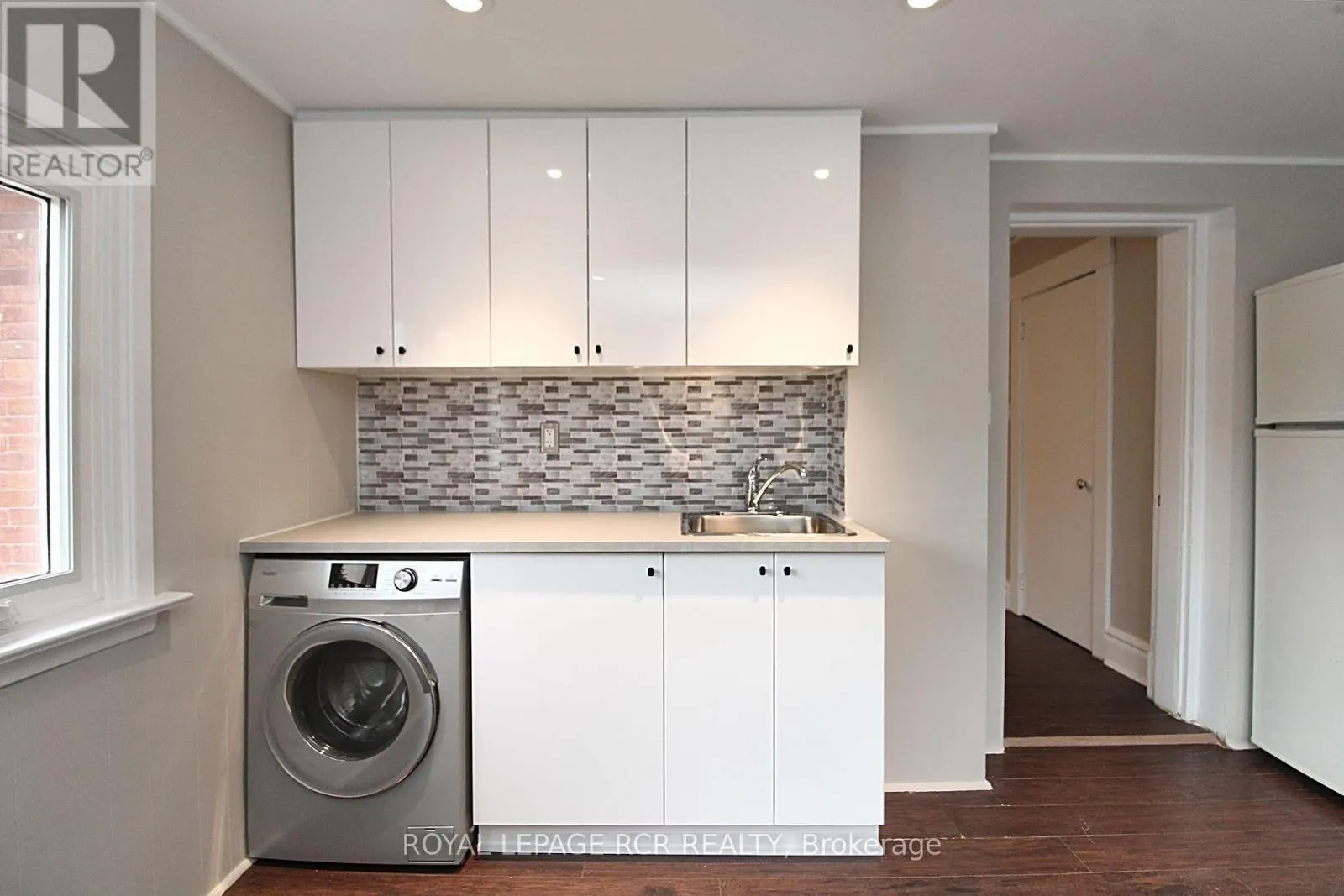 UPPER LEVEL - 69 KING STREET W