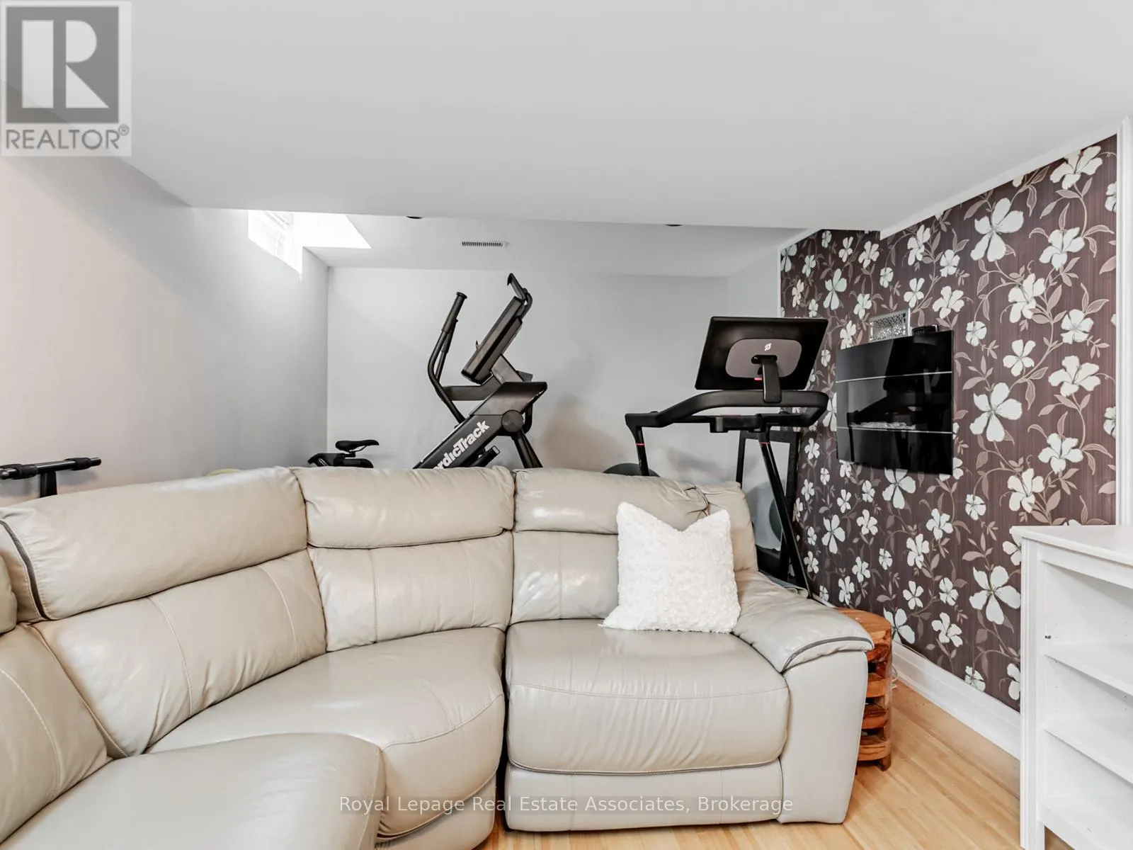 35 GLENMANOR DRIVE