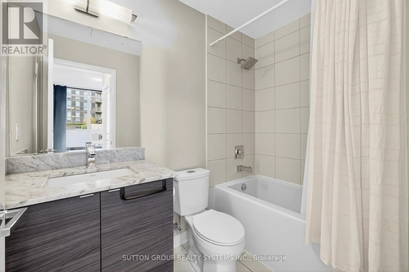 815 - 60 ANNIE CRAIG DRIVE
