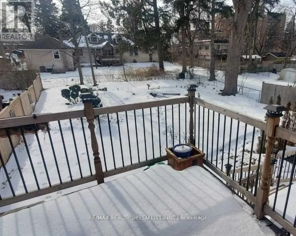 10 MAPLE AVENUE S