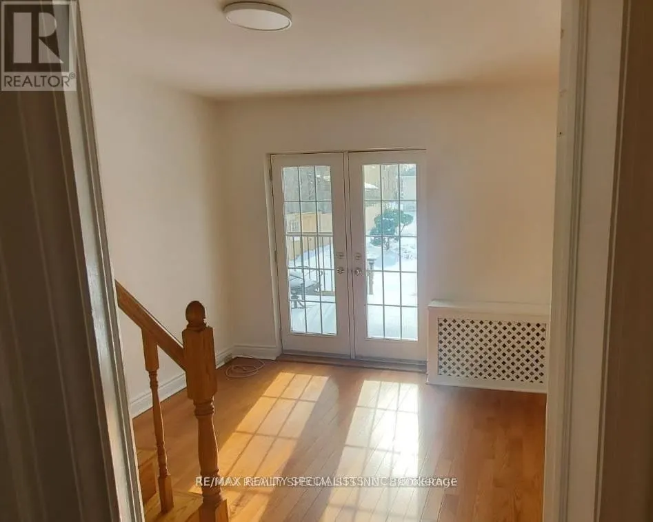 10 MAPLE AVENUE S