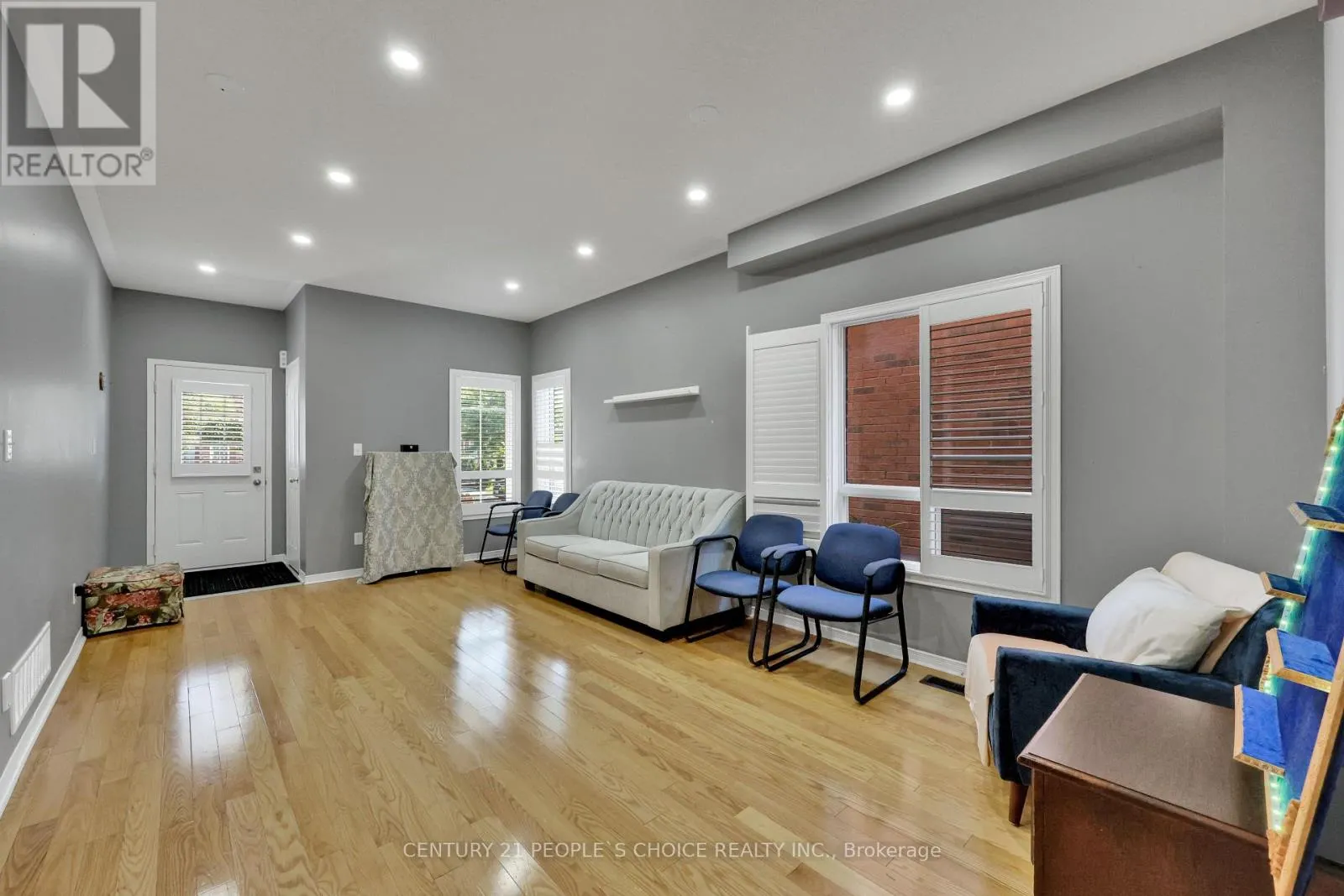 46 COMMODORE DRIVE