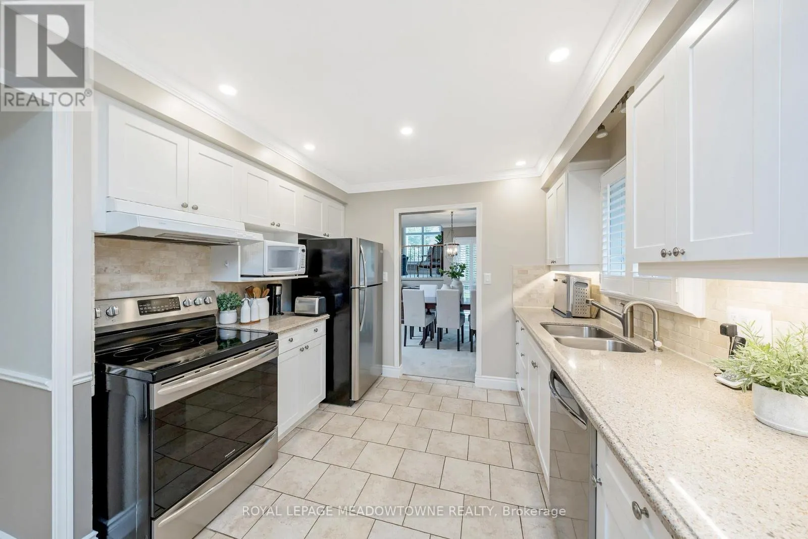 561 HAWTHORNE CRESCENT
