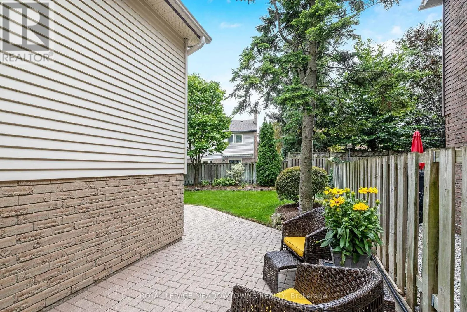561 HAWTHORNE CRESCENT