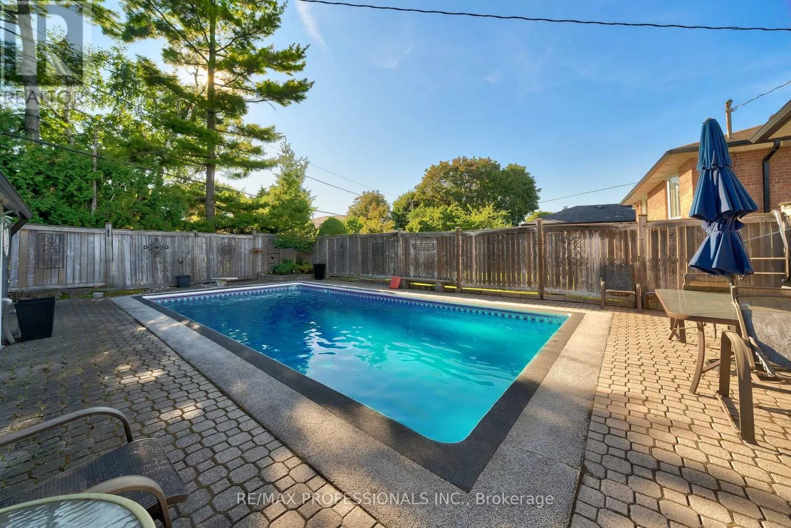 216 WELLESWORTH DRIVE