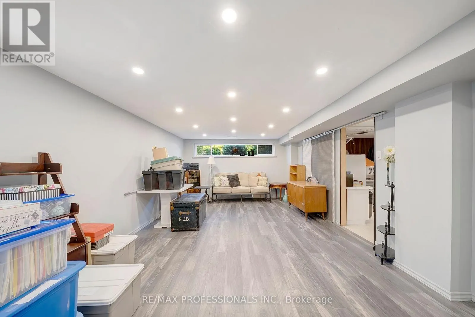 216 WELLESWORTH DRIVE
