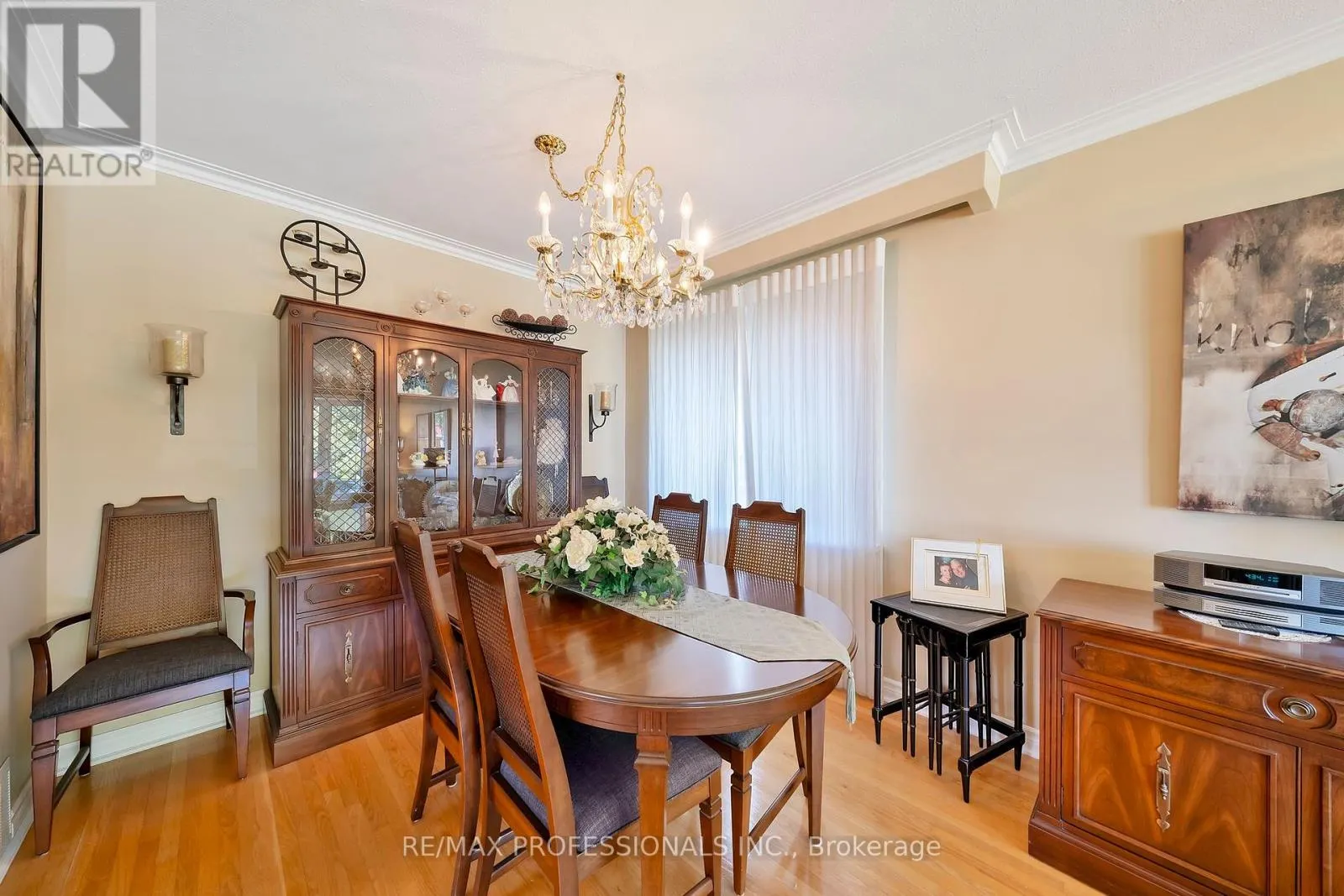 216 WELLESWORTH DRIVE