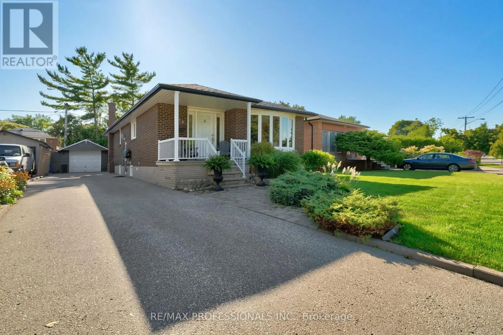 216 WELLESWORTH DRIVE