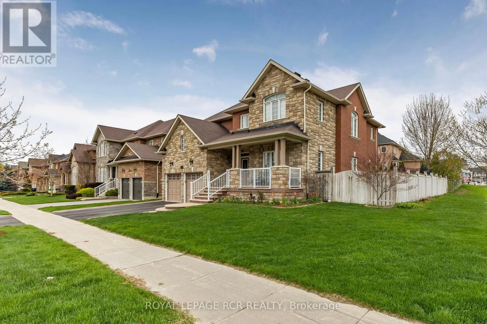 2 LITTLEBROOK LANE