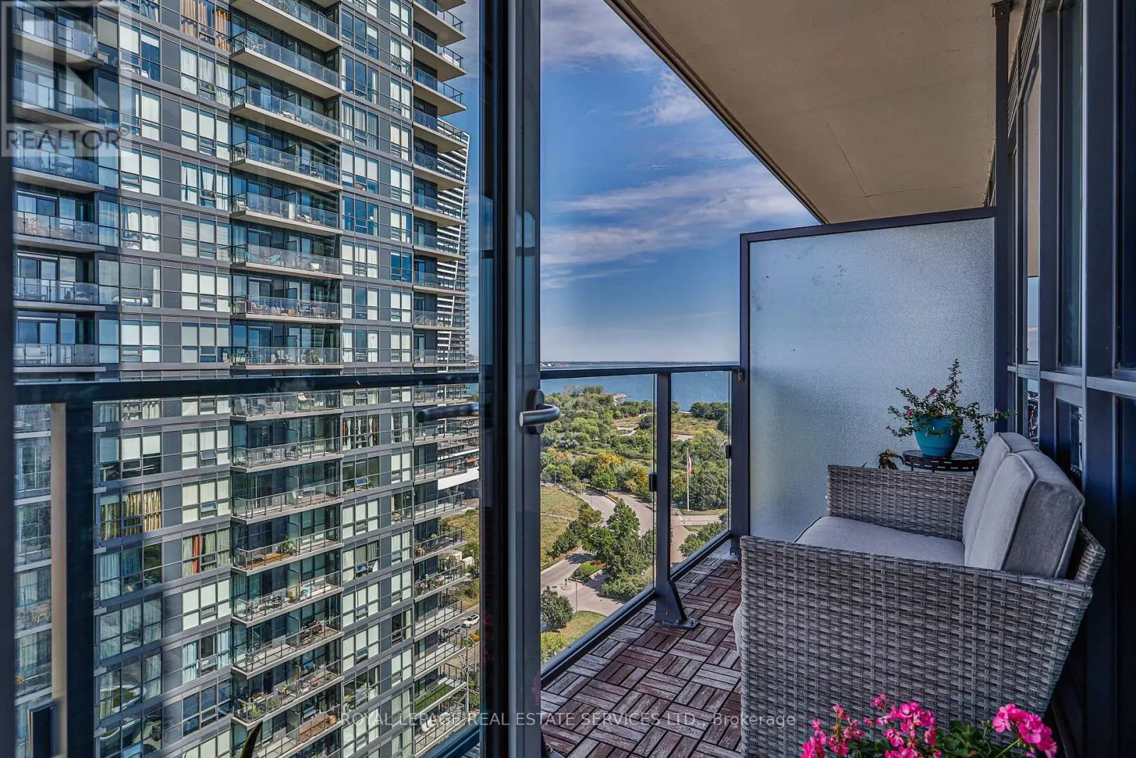 2310 - 2212 LAKE SHORE BOULEVARD W