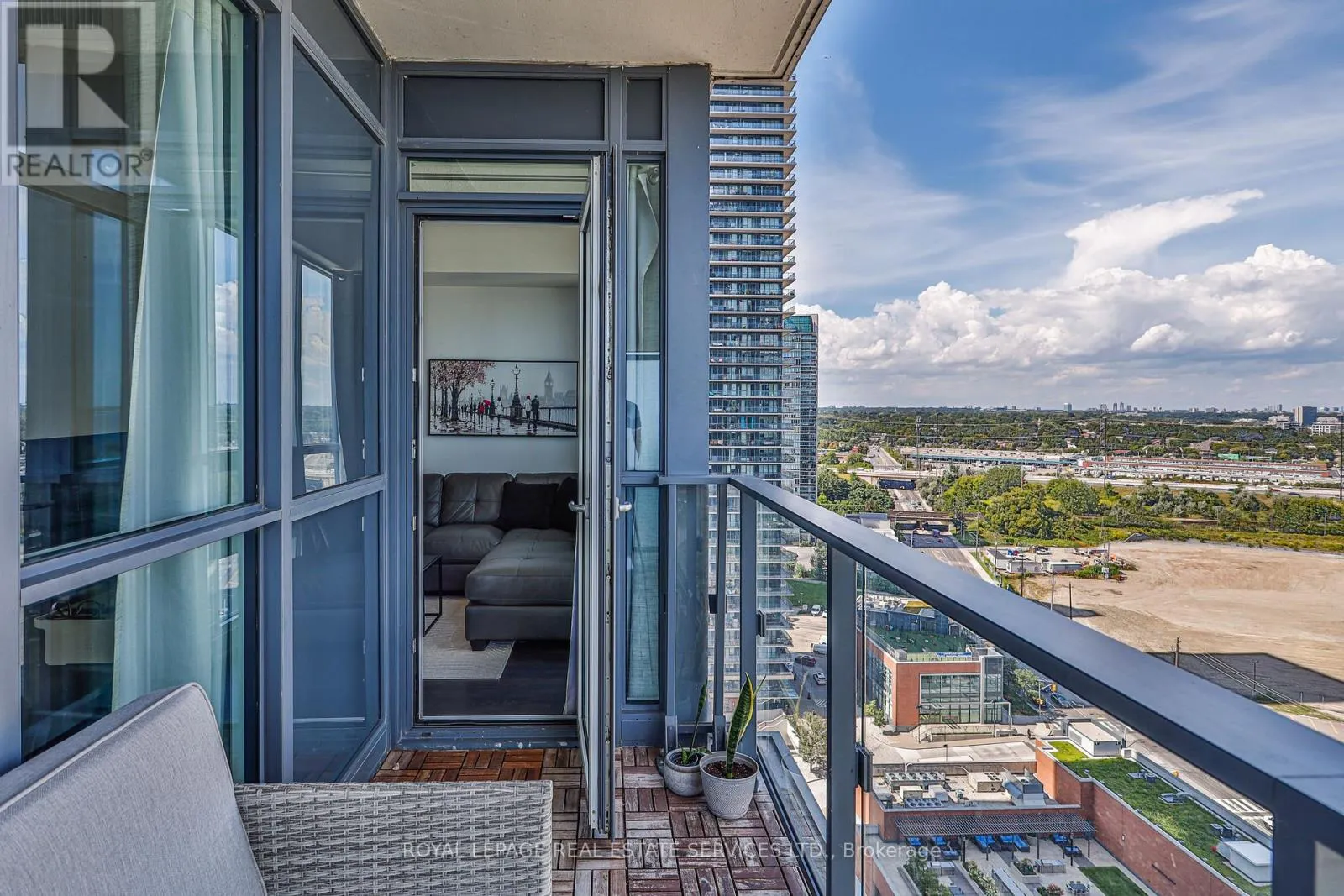 2310 - 2212 LAKE SHORE BOULEVARD W