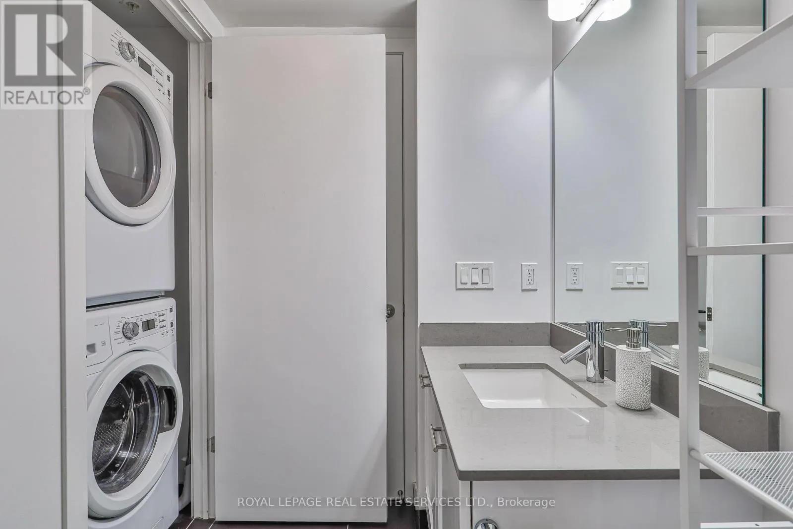 2310 - 2212 LAKE SHORE BOULEVARD W