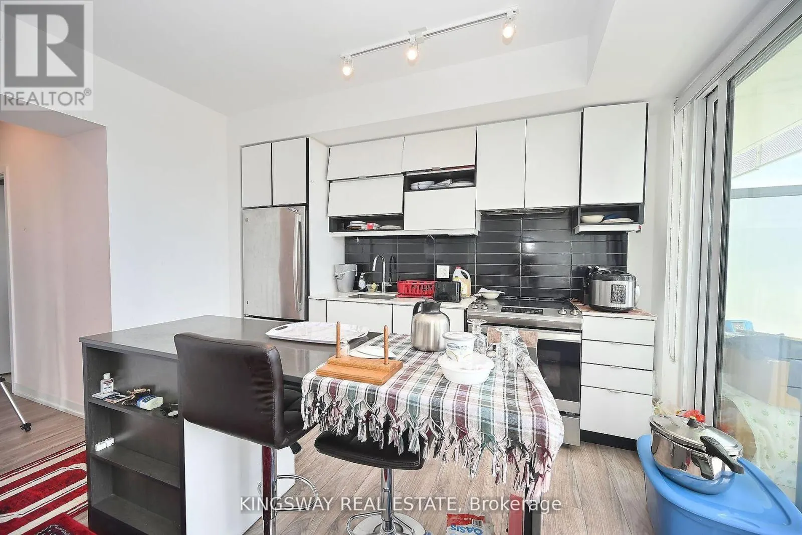 1410 - 4065 CONFEDERATION PARKWAY