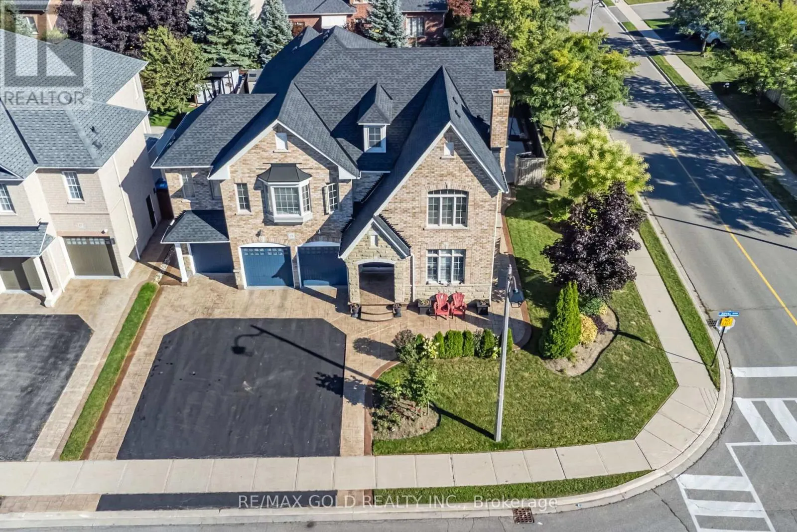 19 EIFFEL BOULEVARD