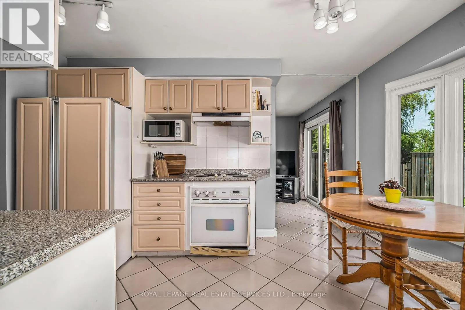 1529 GREENBRIAR DRIVE