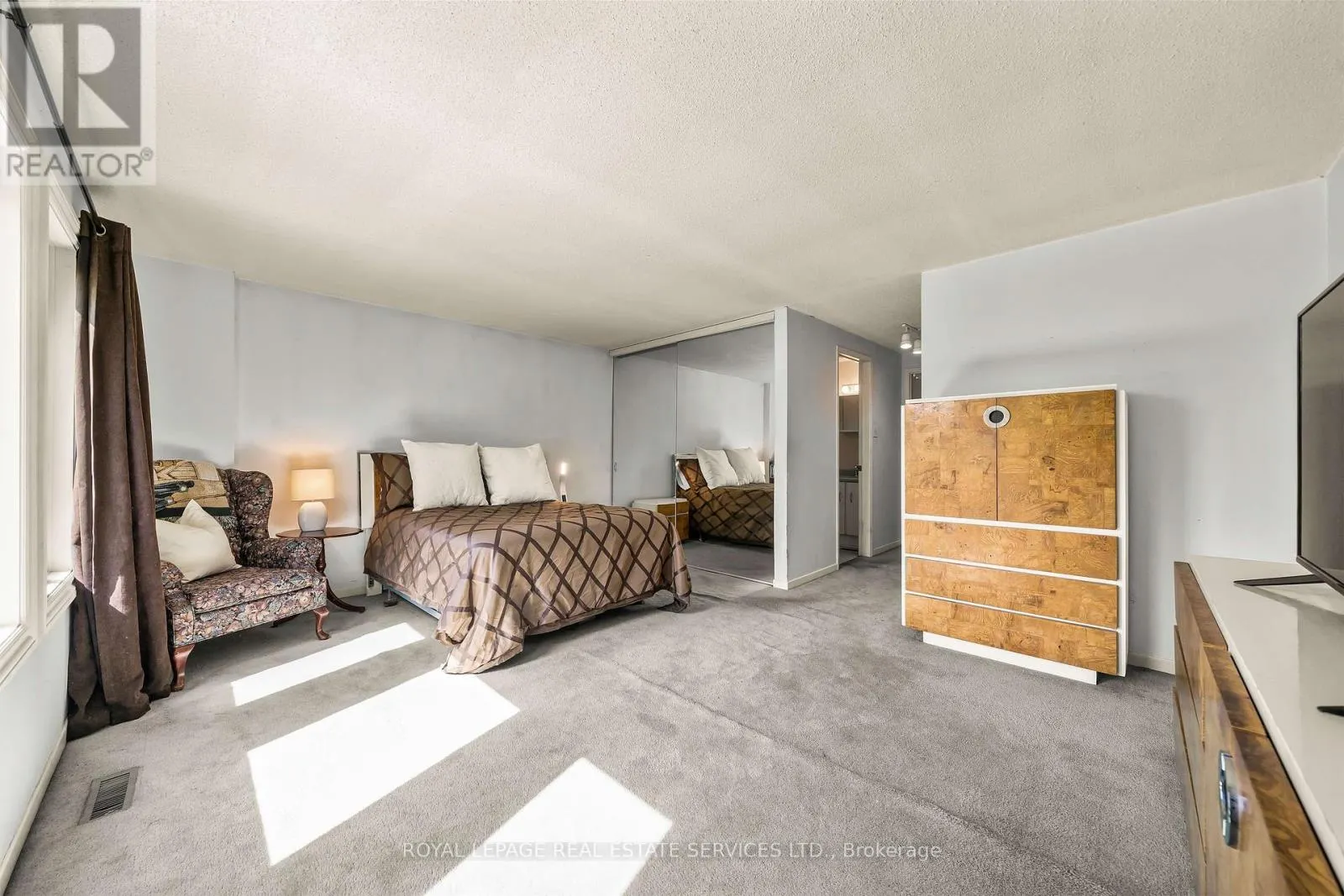 1529 GREENBRIAR DRIVE