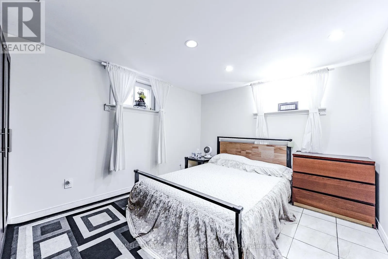 3987 BLOOR STREET W