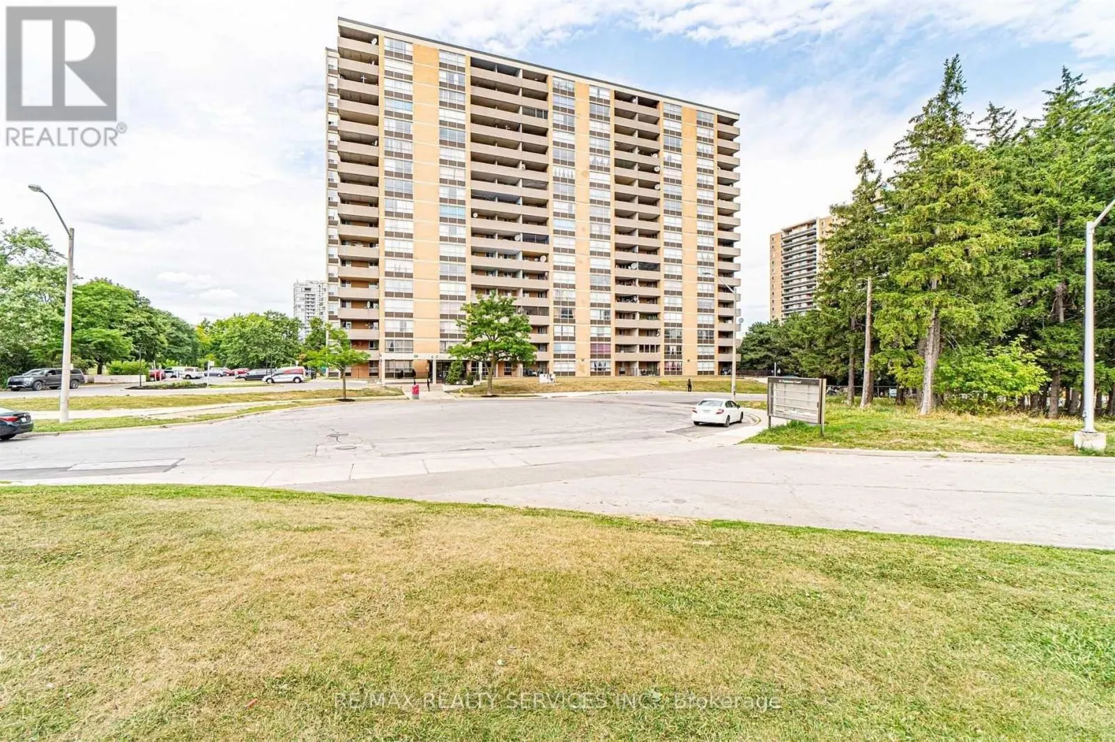 806 - 40 PANORAMA COURT