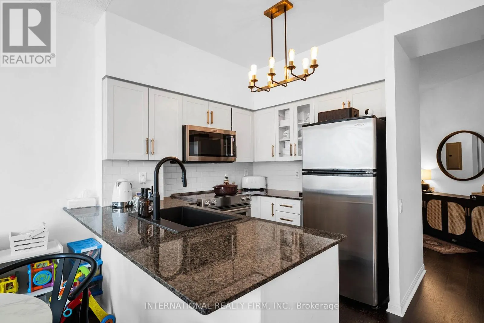 511 - 15 WINDEMERE AVENUE