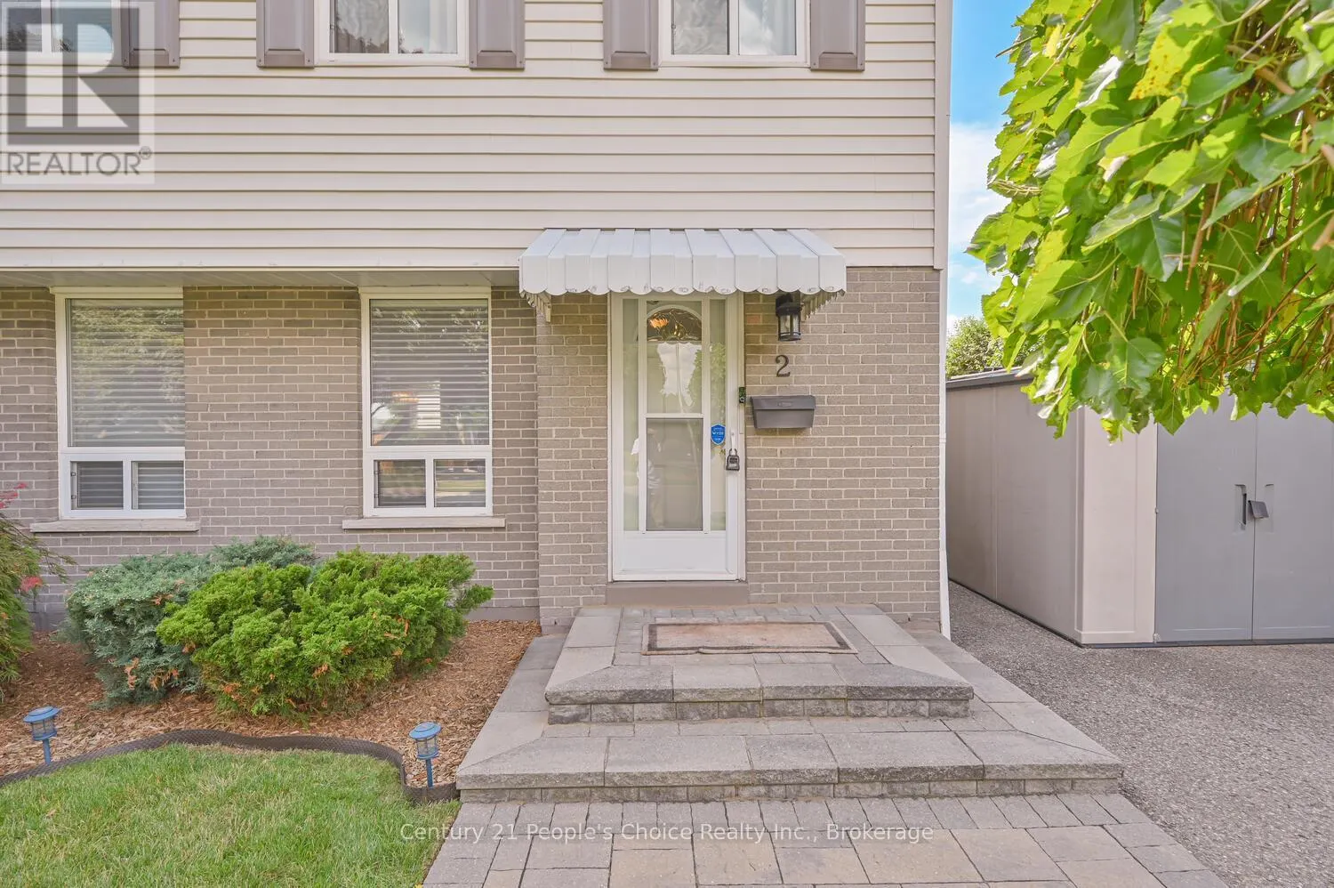2 FONTAINE COURT