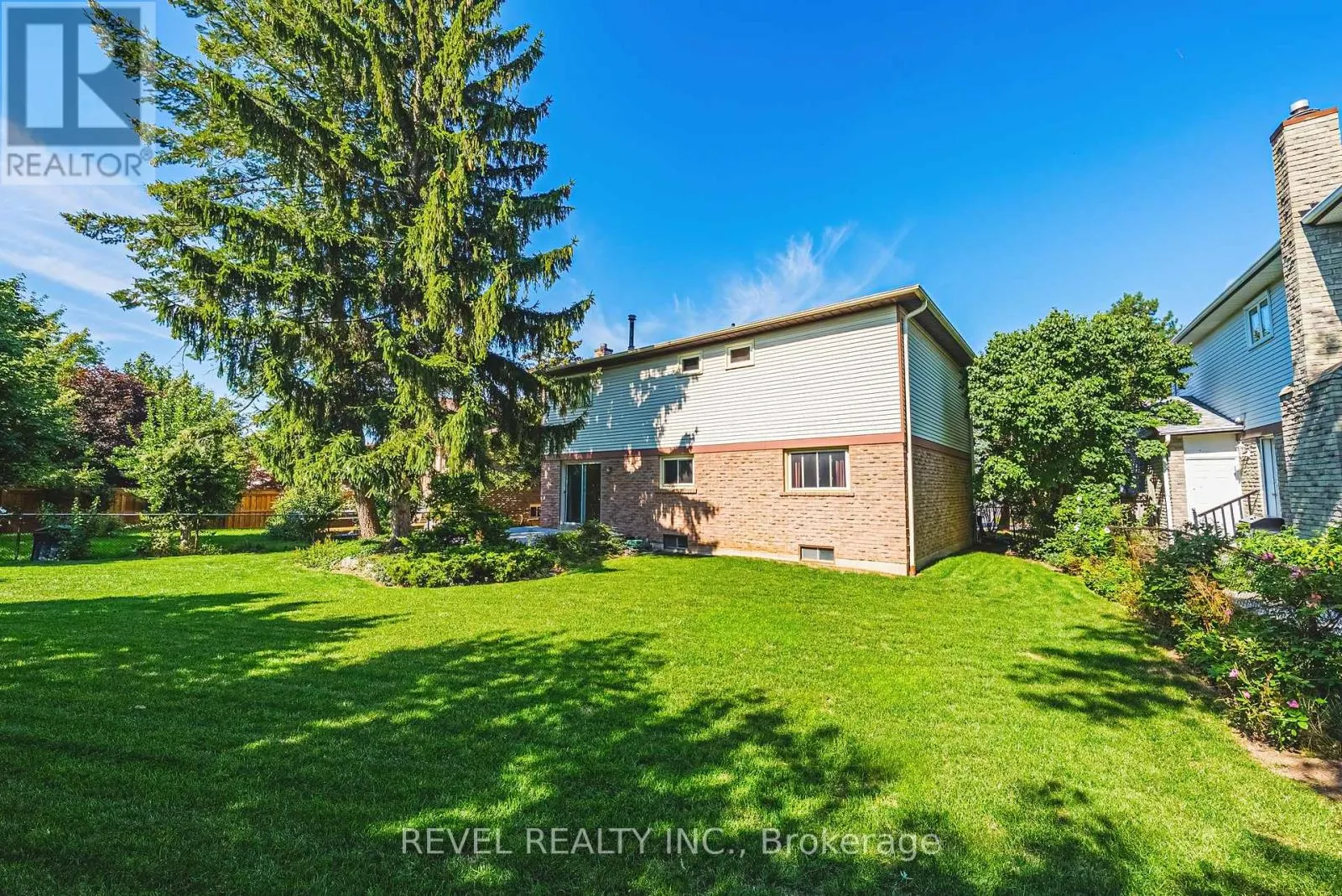 594 MOORELANDS CRESCENT