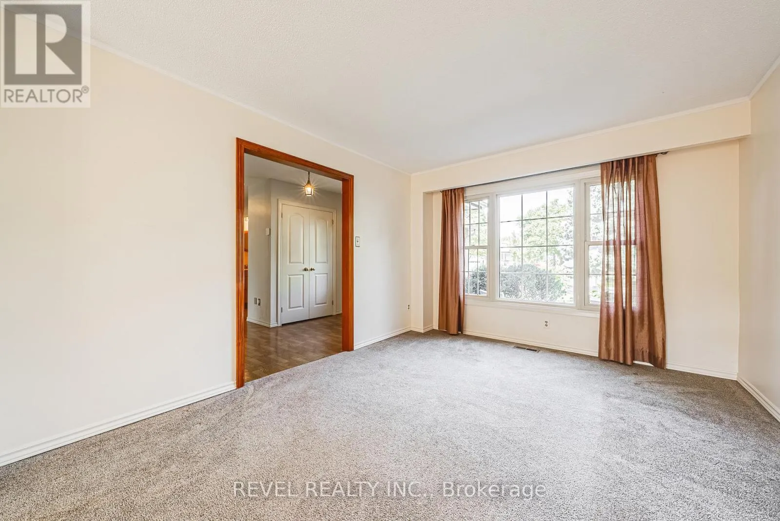594 MOORELANDS CRESCENT