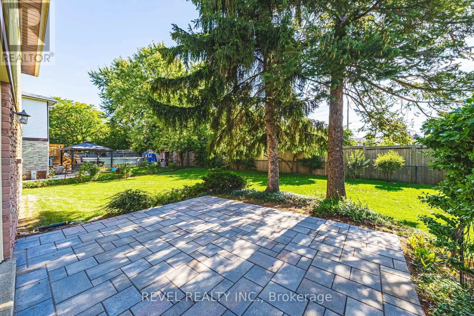 594 MOORELANDS CRESCENT