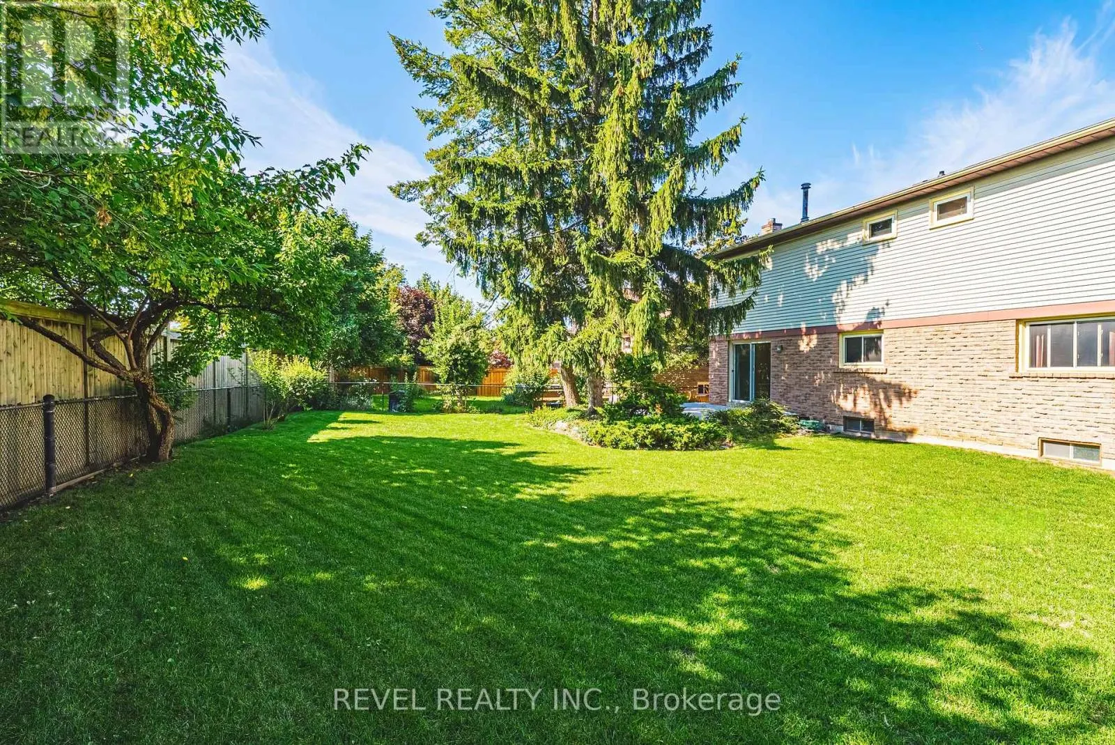594 MOORELANDS CRESCENT