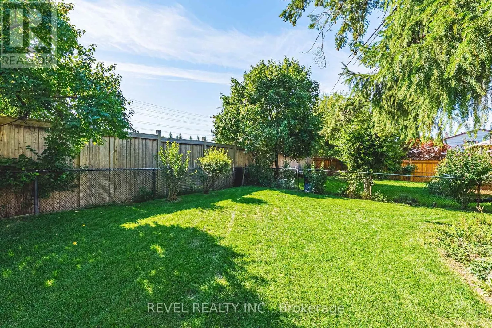 594 MOORELANDS CRESCENT