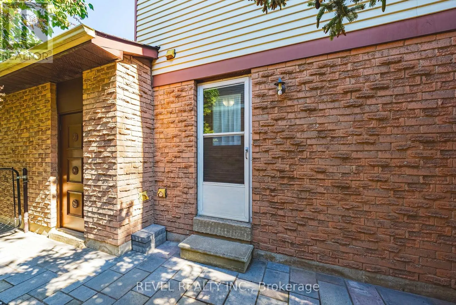 594 MOORELANDS CRESCENT