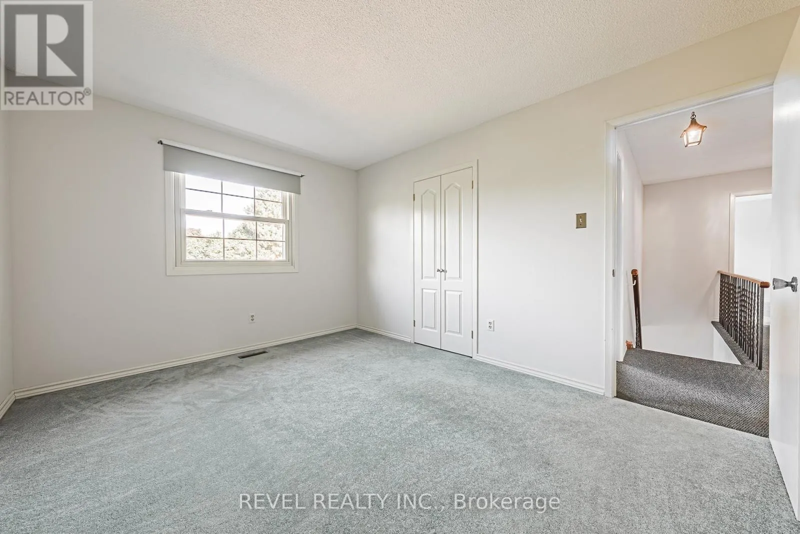 594 MOORELANDS CRESCENT