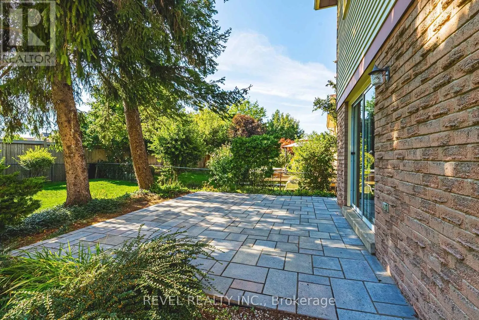 594 MOORELANDS CRESCENT