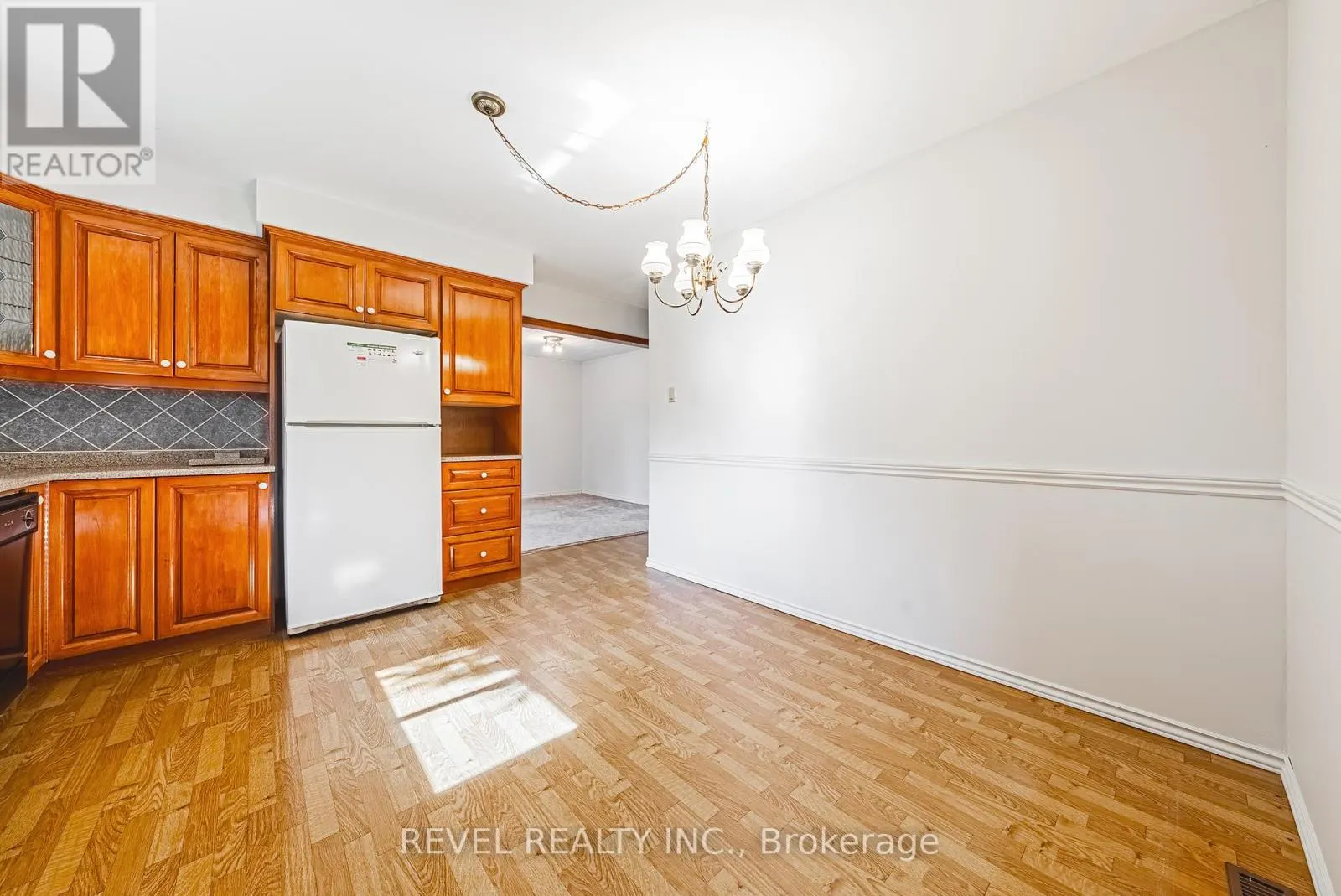 594 MOORELANDS CRESCENT