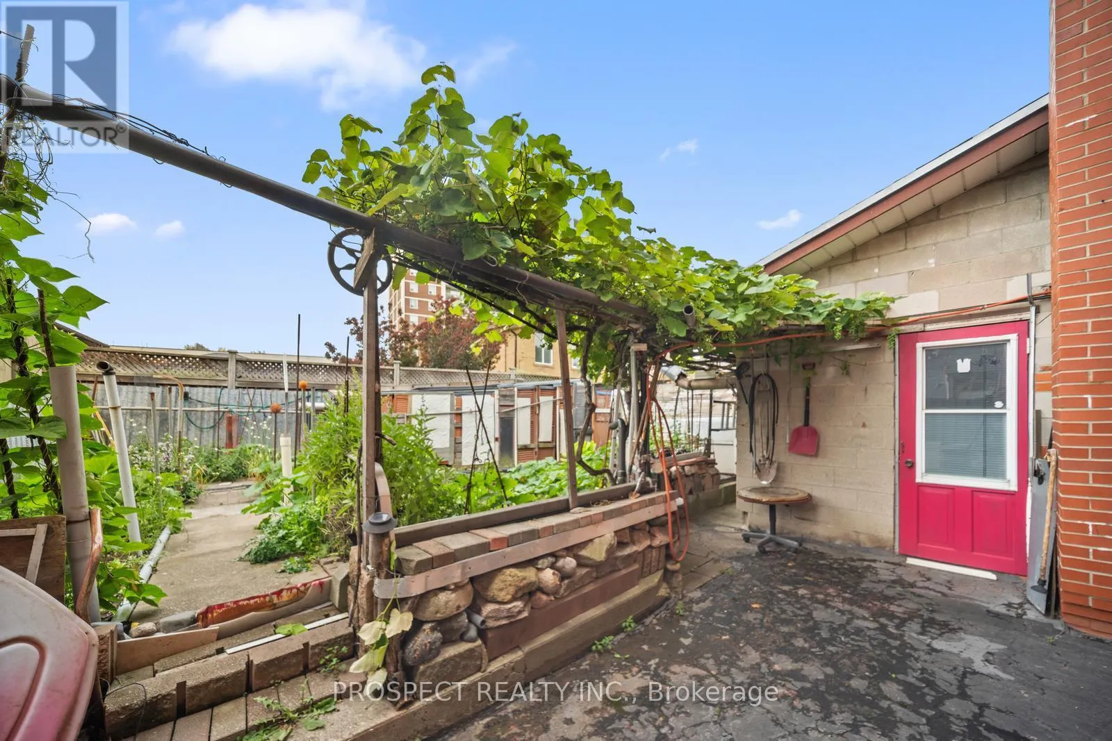 8 SONNET COURT