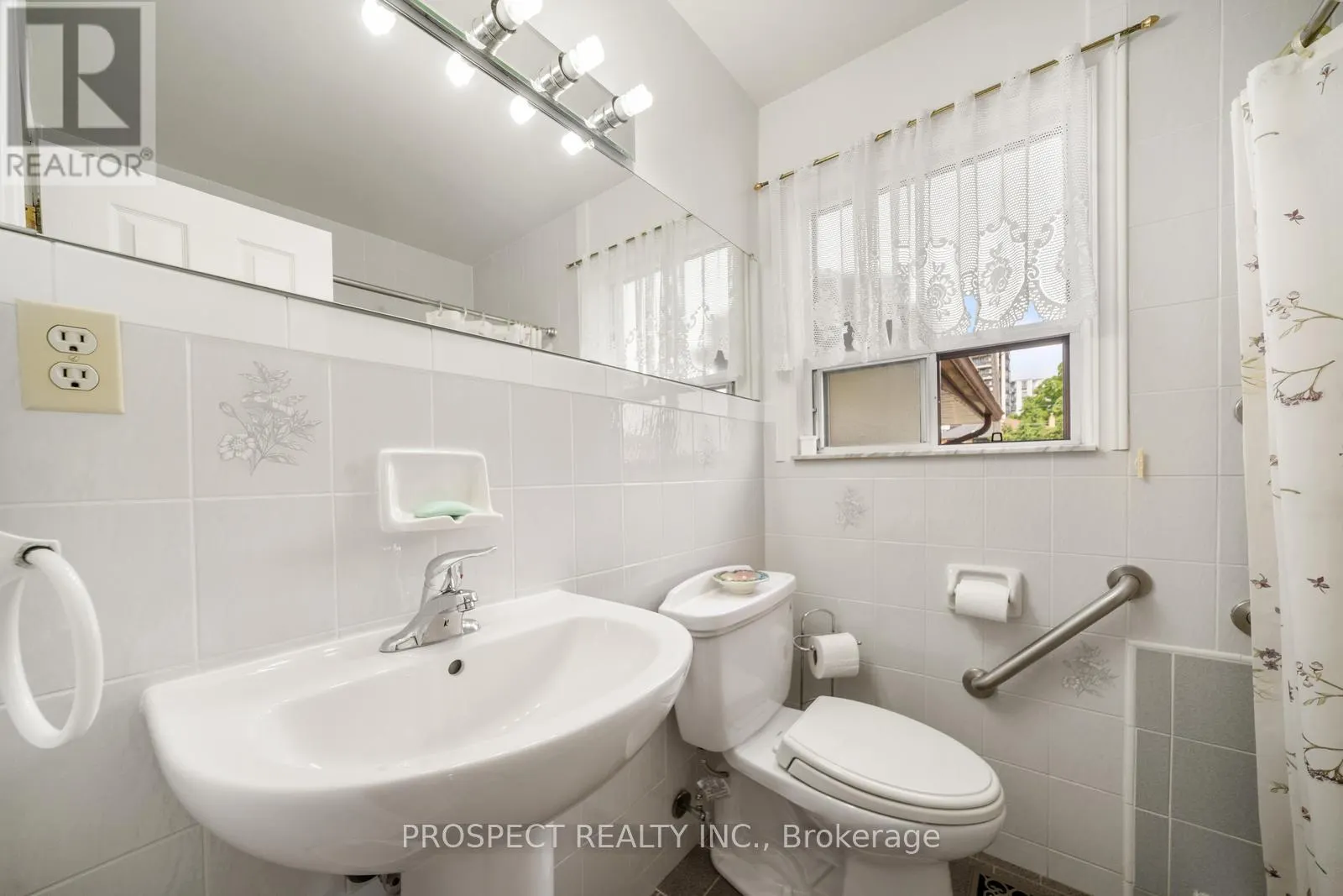 8 SONNET COURT