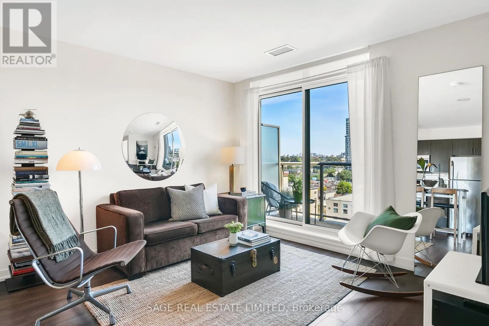1304 - 812 LANSDOWNE AVENUE