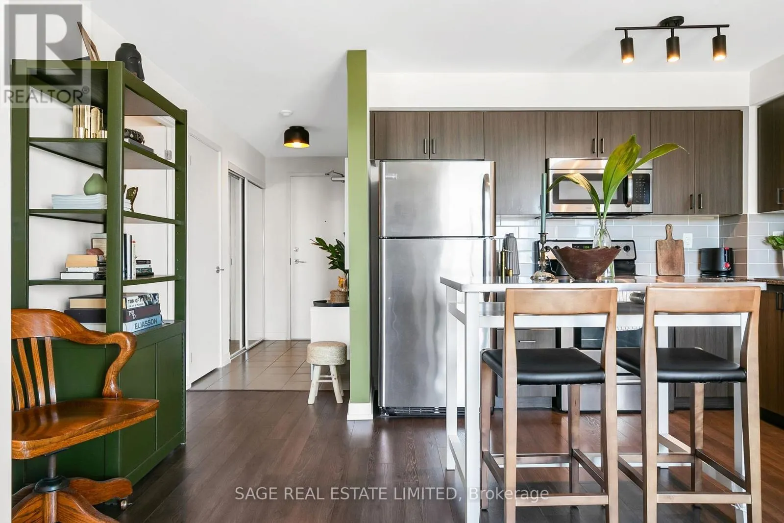 1304 - 812 LANSDOWNE AVENUE