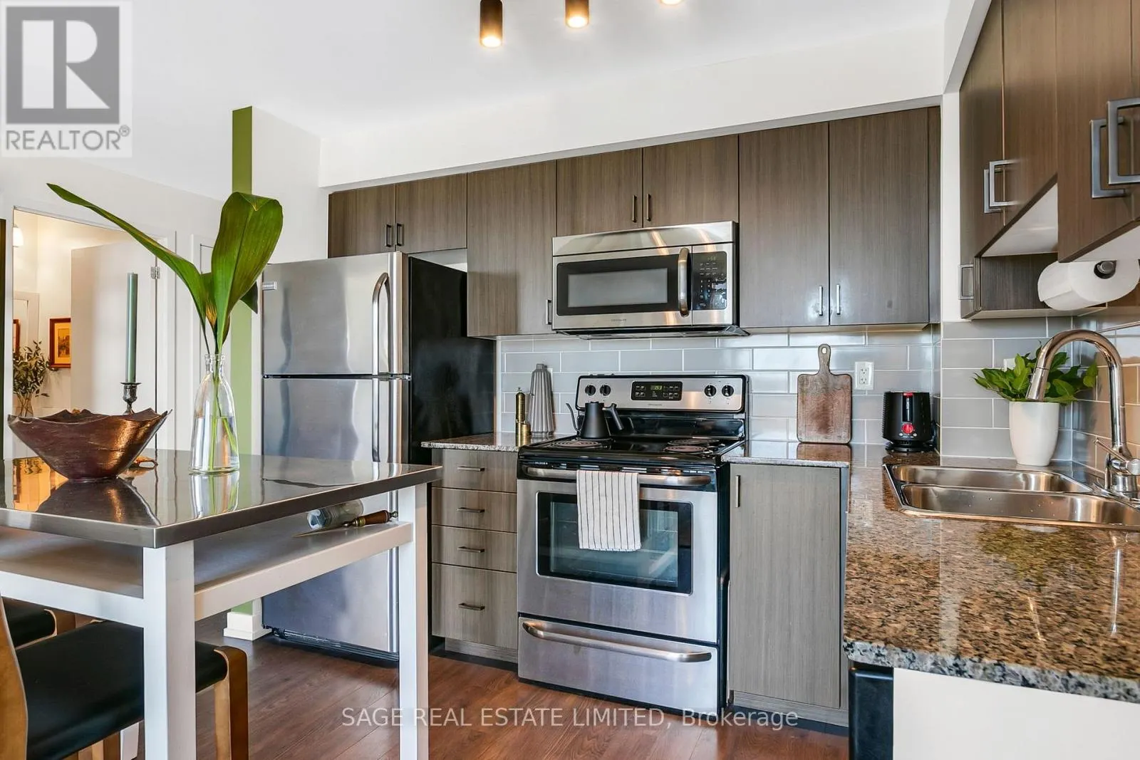 1304 - 812 LANSDOWNE AVENUE