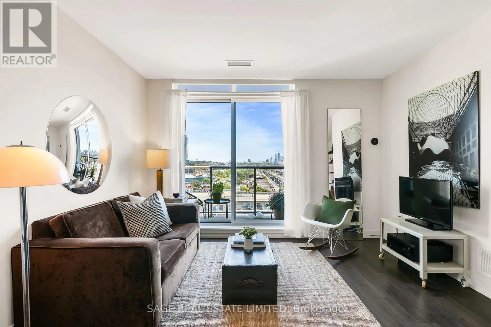1304 - 812 LANSDOWNE AVENUE