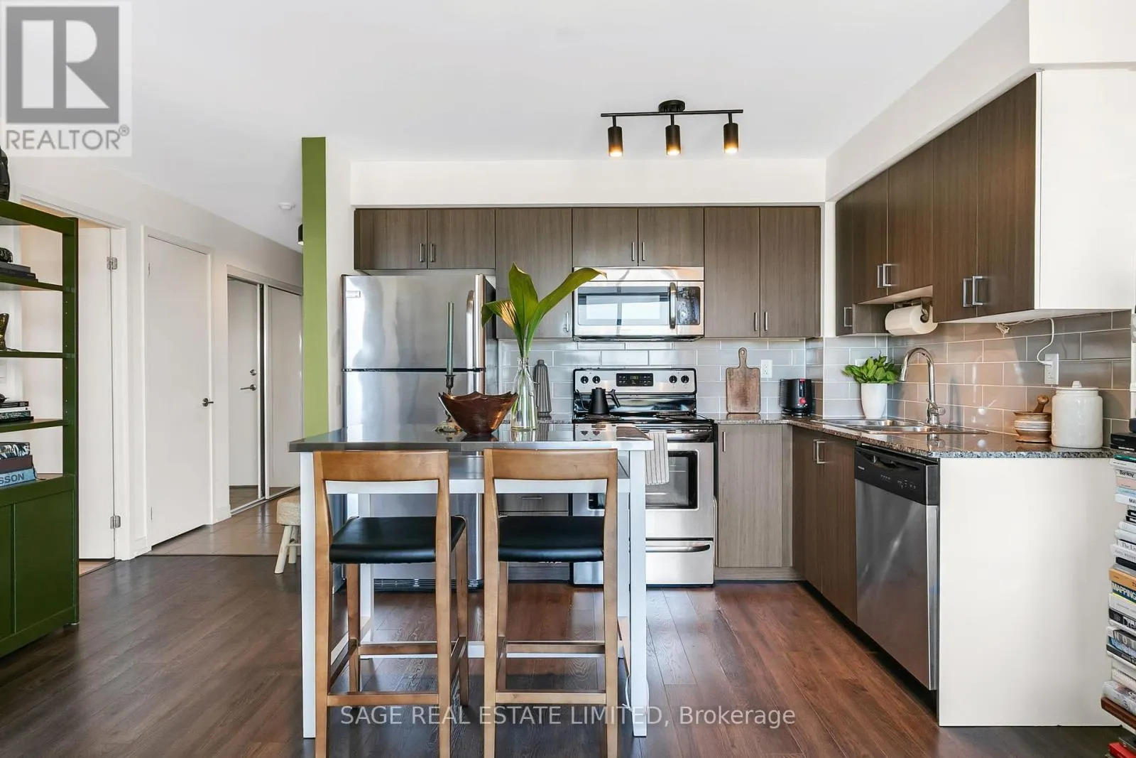 1304 - 812 LANSDOWNE AVENUE