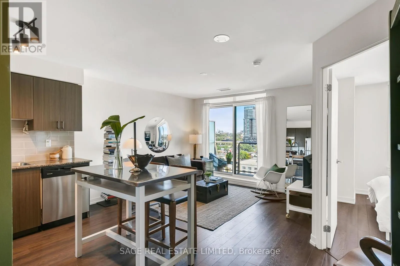 1304 - 812 LANSDOWNE AVENUE