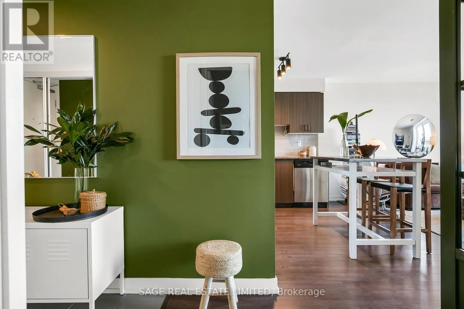 1304 - 812 LANSDOWNE AVENUE