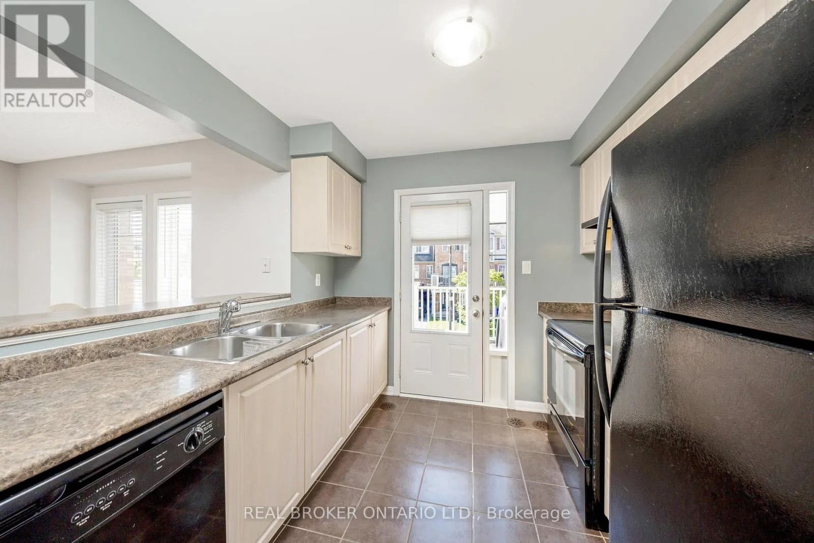 879 WILLINGDON CRESCENT