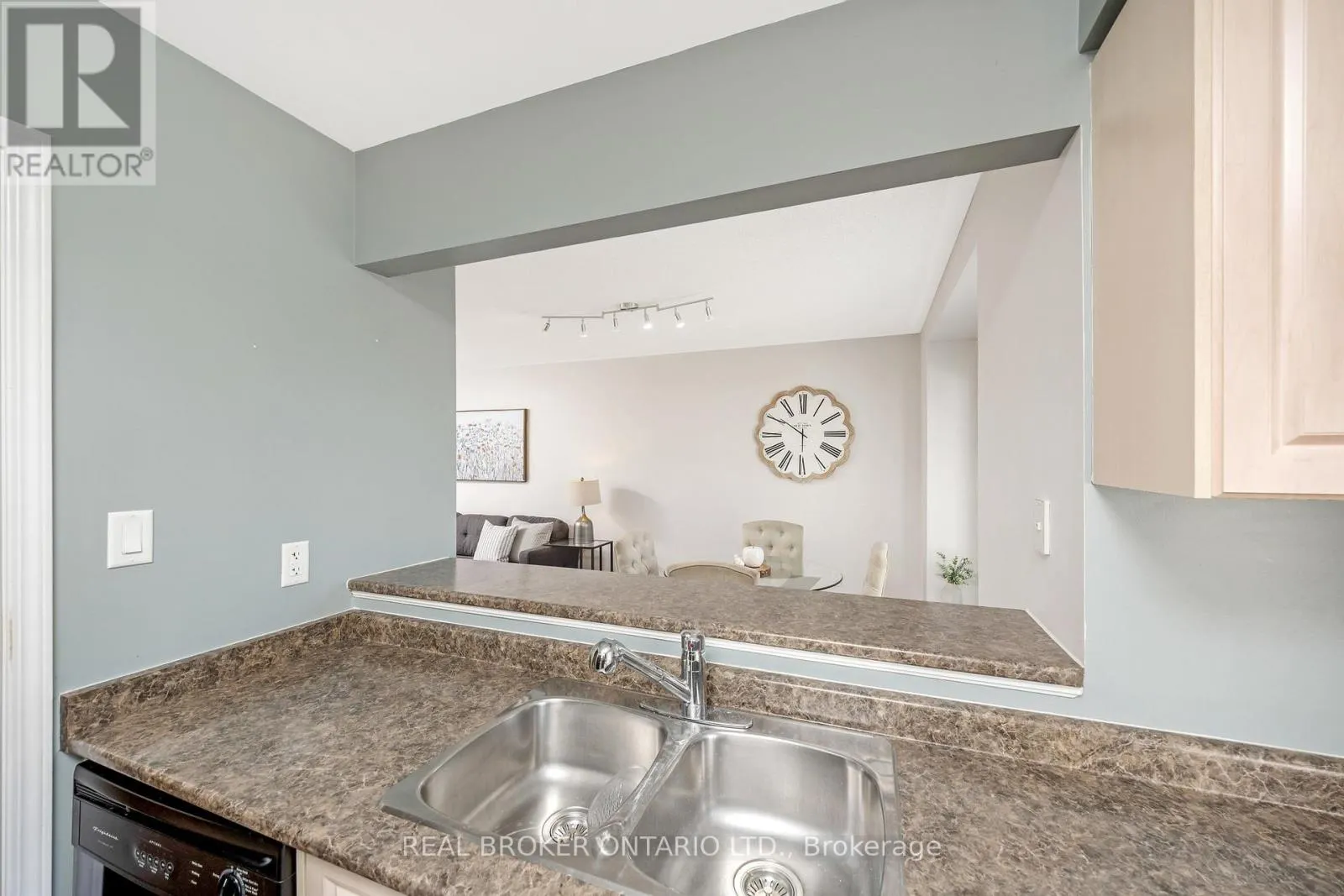 879 WILLINGDON CRESCENT