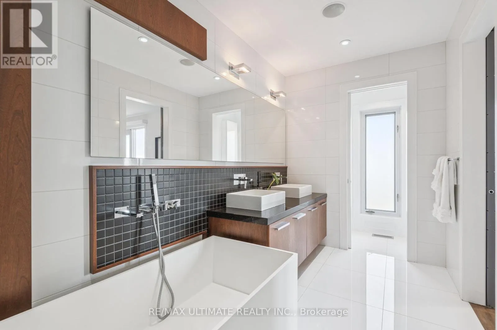 1139 GLENGROVE AVENUE W
