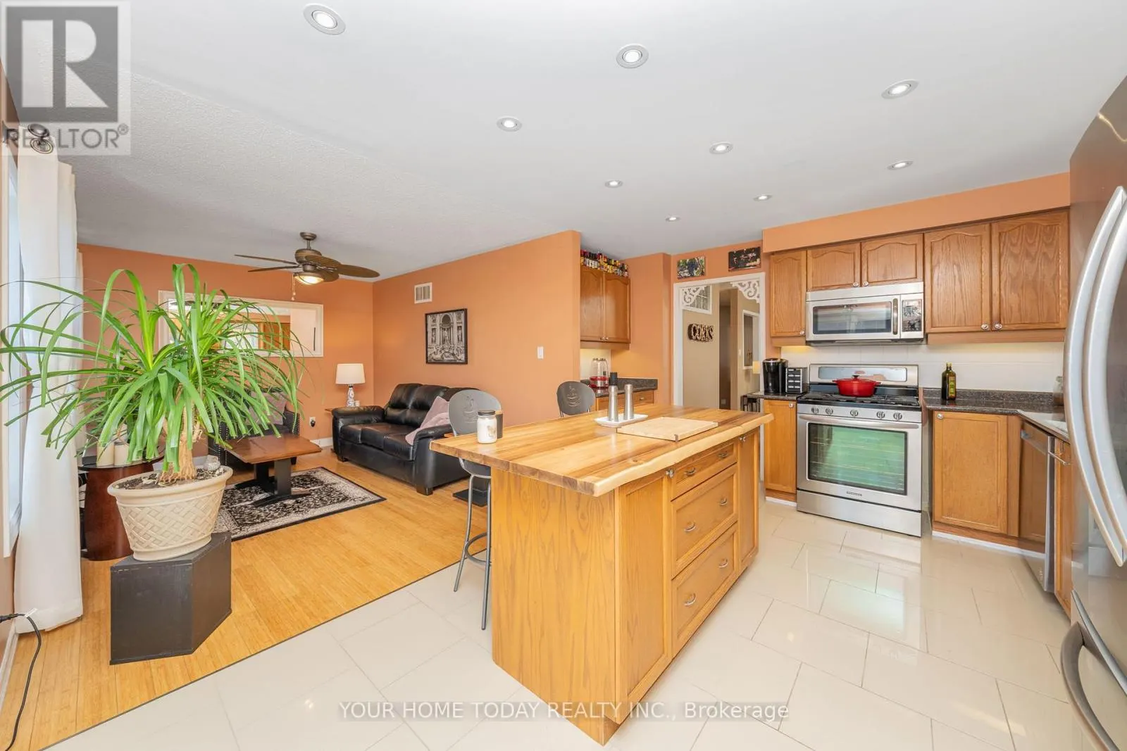 208 VAN SCOTT DRIVE