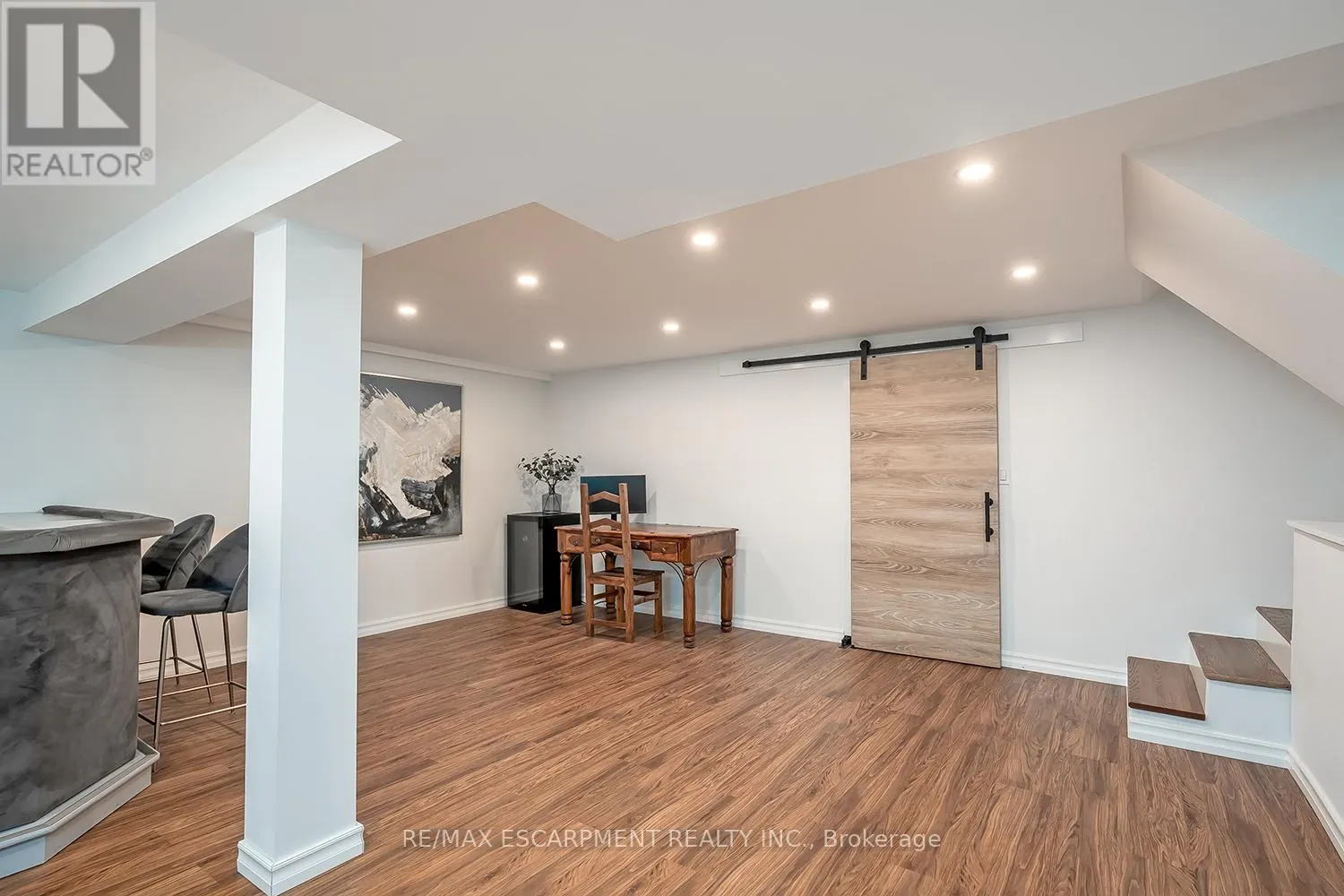 406 OAKWOOD DRIVE