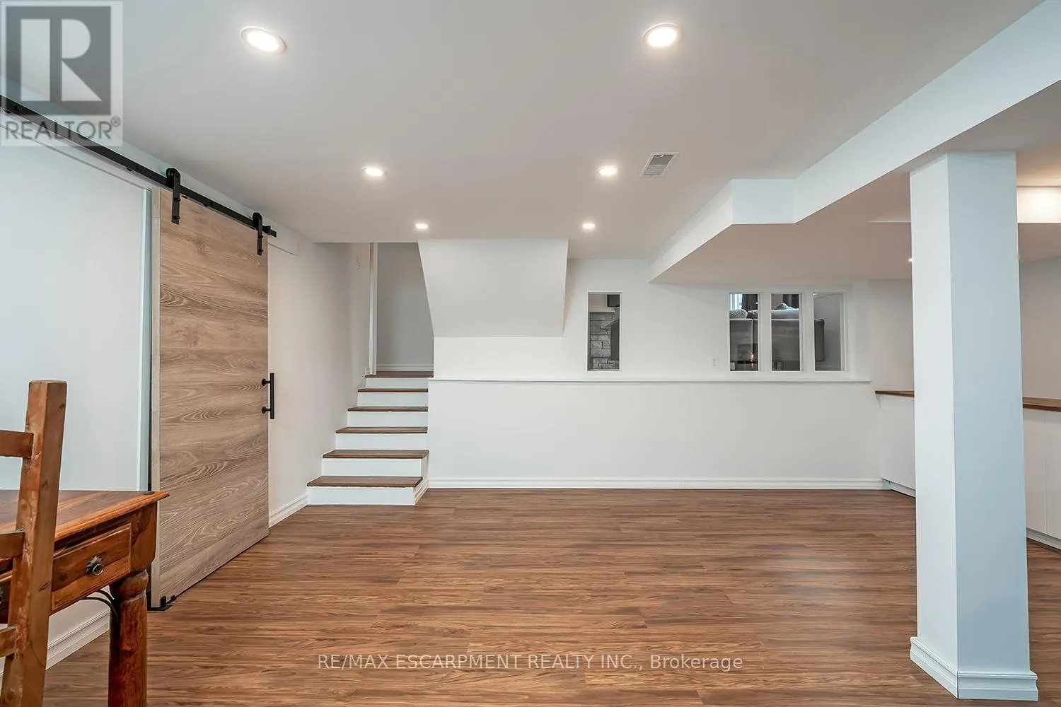 406 OAKWOOD DRIVE