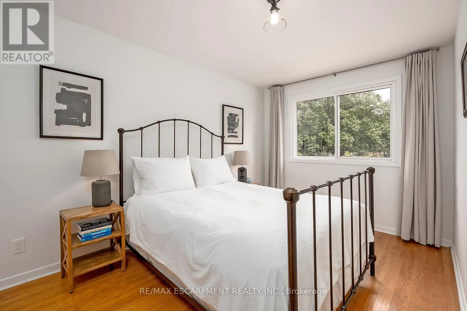 406 OAKWOOD DRIVE