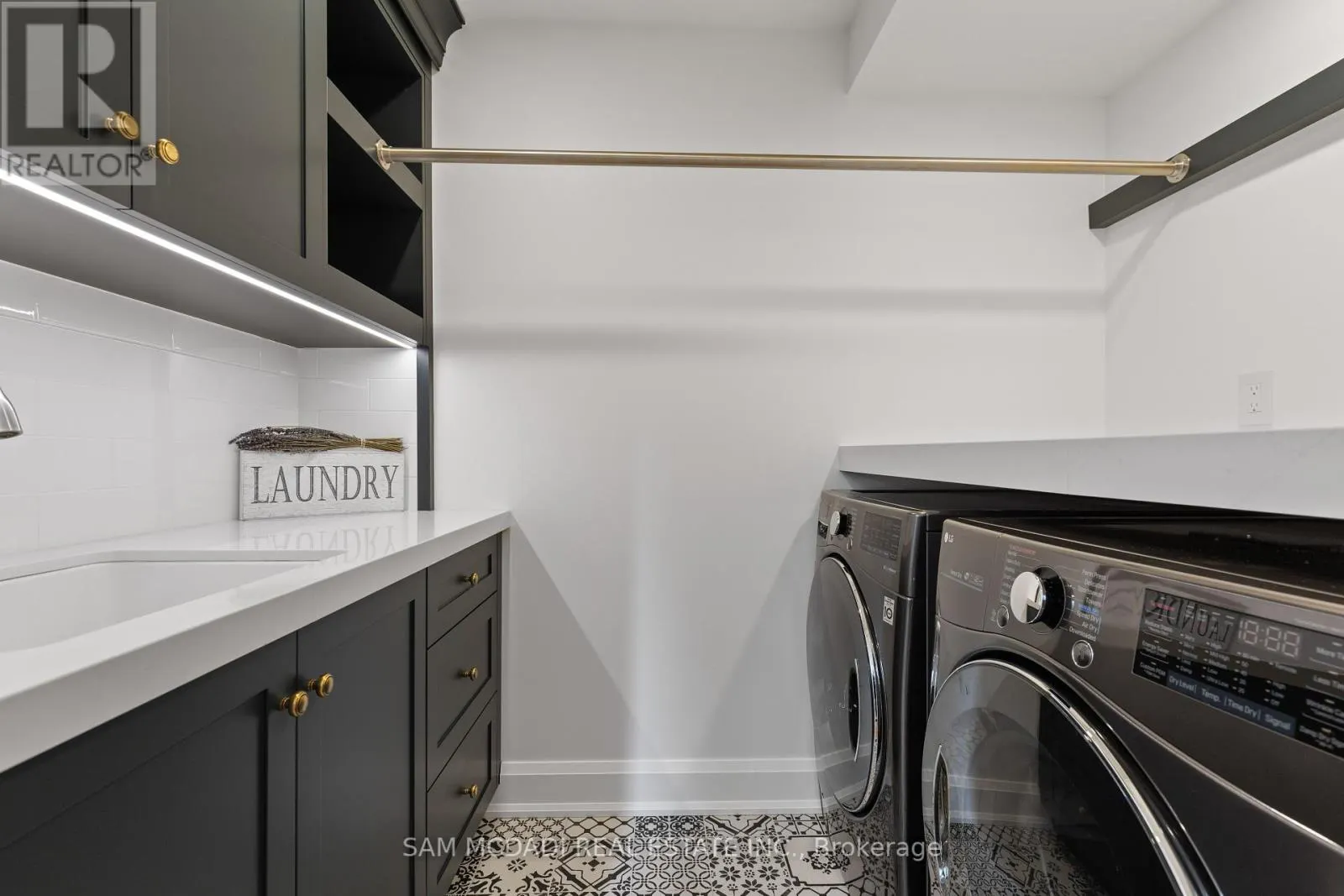 4 IROQUOIS AVENUE